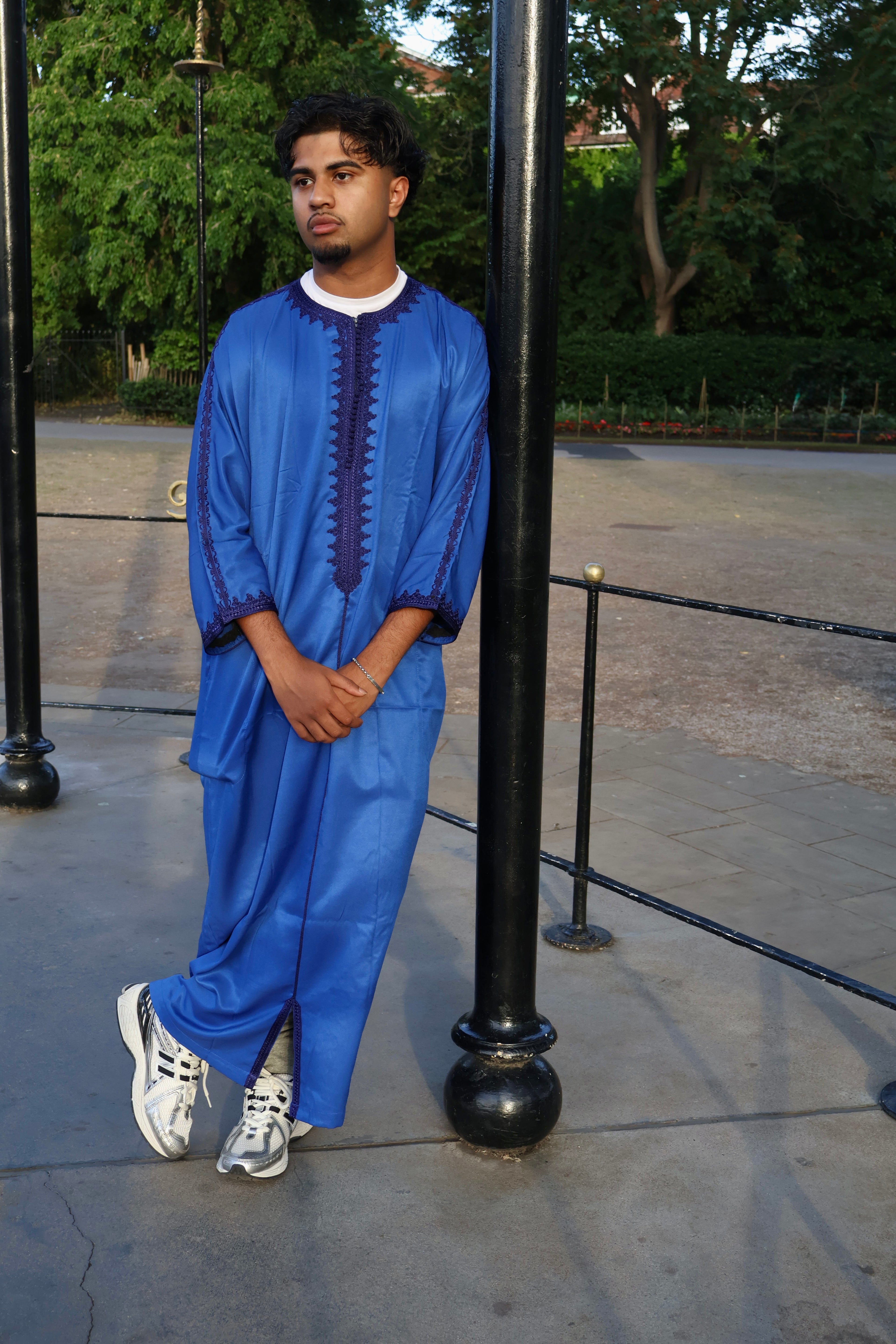 Man looking to the side, wearing a royal men&